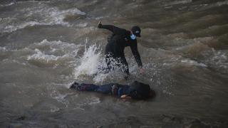 Detienen en Chile al carabinero que lanzó a un menor al río durante una protesta | VIDEO