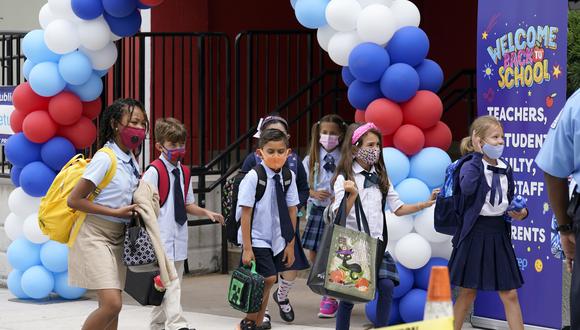 La mayoría de escolares de Florida iniciaron sus clases este lunes, en medio de la polémica por el uso obligatorio de mascarillas. Para el gobernador, esta no debe ser una decisión obligatoria y depende de los padres. (AP Photo/Lynne Sladky)