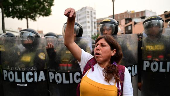 Una simpatizante del expresidente Pedro Castillo grita consignas frente a la policía antimotines durante una protesta en Lima exigiendo el cierre del Congreso. (MARTIN BERNETTI / AFP).