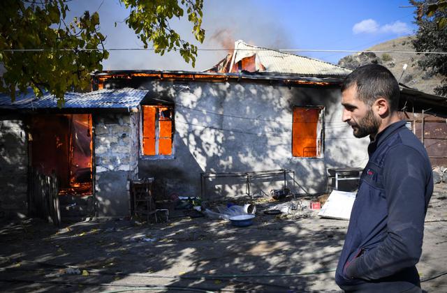 Los habitantes de los pueblos de Nagorno Karabaj incendian sus casas antes de huir hacia Armenia y de que Azerbaiyán recupere el control de algunos territorios de la provincia el domingo. (Foto: Alexander NEMENOV / AFP).