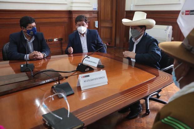 El presidente Castillo y los ministros Bellido y Alvarado recibieron en la PCM, en Palacio de Gobierno, a una delegación de la provincia de Huancané (Puno), que solicitó la incorporación de un proyecto de agua potable en el programa de inversiones del gobierno. (Foto: PCM)