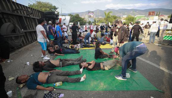 Migrantes heridos son atendidos a la orilla de una carretera después de que el camión en el que viajaban se volcó cerca de Tuxtla Gutiérrez, en el estado de Chiapas, México. (AP Foto).