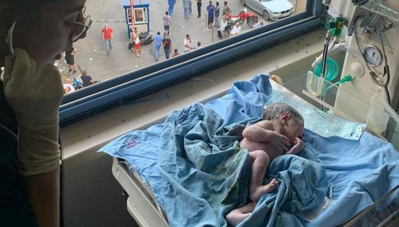 George, un niño que nació cuando la onda expansiva golpeó el hospital, es visto después de su nacimiento en Beirut, Líbano en esta imagen obtenida de las redes sociales. (Foto: Edmound Khnaisser / via REUTERS).