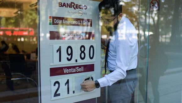 El precio del dólar bajaba a 19,8 pesos en México este jueves. (Foto: AFP)