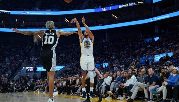 Golden State Warriors' US guard #30 Stephen Curry shoots over San Antonio Spurs' Polish forward #10 Jeremy Sochan during the NBA preseason game between the San Antonio Spurs and Golden State Warriors at Chase Center in San Francisco, California on October 20, 2023. (Photo by Loren Elliott / AFP)
