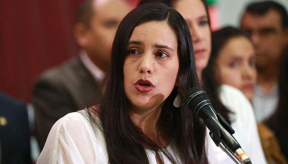 Verónika Mendoza dio una conferencia de prensa acompañada por miembros de Nuevo Perú como los congresista Marisa Glave y Manuel Dammert. (Andina)