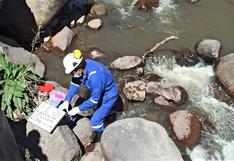 Áncash: realizan limpieza de carretera y río tras derrame de 1.500 galones de emulsión asfáltica 