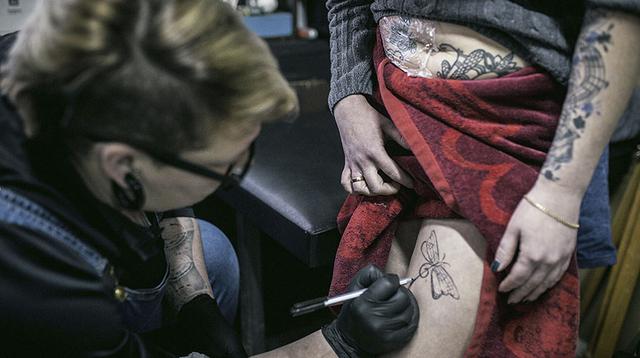 Tatuadora rusa convierte cicatrices en mariposas y flores - 2