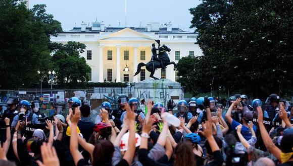 Los manifestantes intentaron derribar la estatua de Andrew Jackson que está ubicada frente a la Casa Blanca. (EFE / EPA / MICHAEL REYNOLDS).