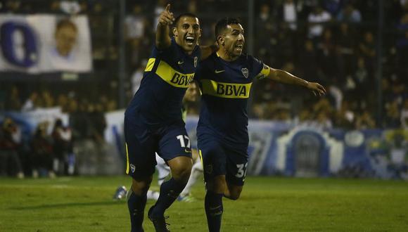 Ramón Ábila convirtió un gol especial para Boca Juniors: el del campeonato de la Superliga Argentina. Su brillante definición llegó luego de un error rival. (Foto: AFP)