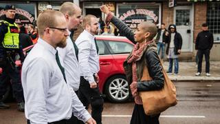 Mujer que encaró a neonazis: "Me siento avergonzada de Europa"
