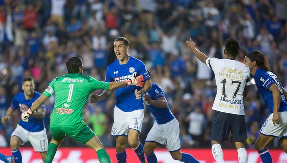 Cruz Azul sacó un empate con sabor a triunfo en el último minuto ante Pumas UNAM. El defensor chileno Enzo Roco se convirtió en el héroe de la 'Máquina Cementera' por este golazo. (Foto: CANCHA)