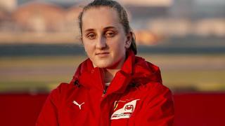 Maya Weug: la joven de 16 años se convirtió en la primera mujer en ser parte de la Academia de Ferrari