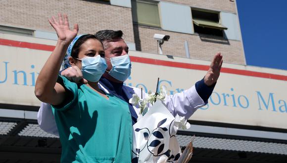 Coronavirus en España | Ultimas noticias | Último minuto: reporte de infectados y muertos domingo 12 de abril del 2020 | Covid-19 | Personal sanitario en las afueras del Hospital Gregorio Maranon en Madrid. (AFP / JAVIER SORIANO).