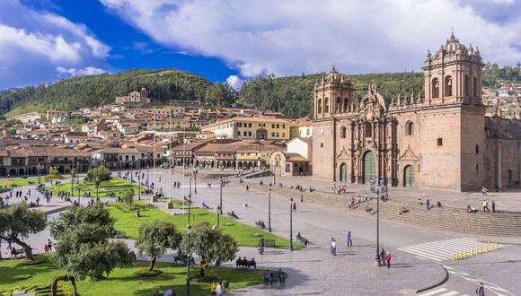 El Gobierno amplió el aforo al 100 % en espacios públicos cerrados en Cusco. Foto: Shutterstock