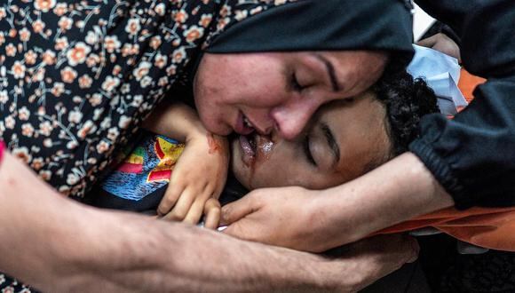 Una mujer llora ante el cuerpo de un niño que resultó herido durante un bombardeo en un campo de desplazados, en una sala del Hospital de los Mártires de Aqsa en Deir el-Balah, en el centro de la Franja de Gaza, el 11 de mayo de 2024. (Foto de AFP)