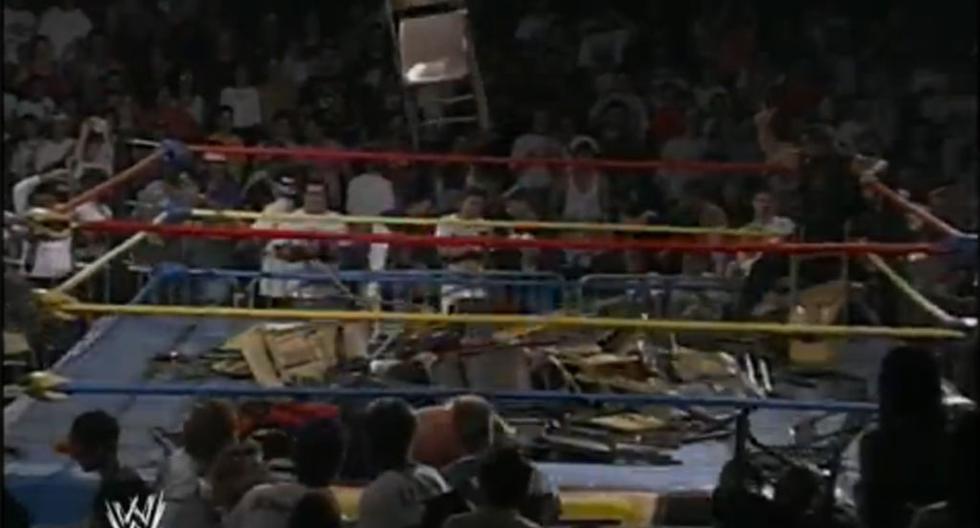Fanáticos lanzaron sillas desplegables y enterraron a luchador | Foto: Captura de Video