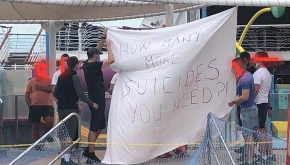 La semana pasada, manifestantes se reunieron con pancartas en la cubierta del Majesty of the Seas. (Foto: JIM WALKER, vía BBC Mundo).