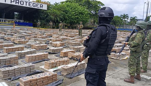 Miembros de la policía y del Ejército presentan las 22 toneladas de droga incautadas tras un operativo en Quevedo, Ecuador, el 22 de enero de 2024. (Foto de Daniel Vite / AFP)