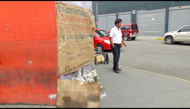 Los peatones y comerciantes dejaron mensajes en homenaje a Jovi Herrera y Jorge Luis Huamán (Fotos: Jorge Malpartida)