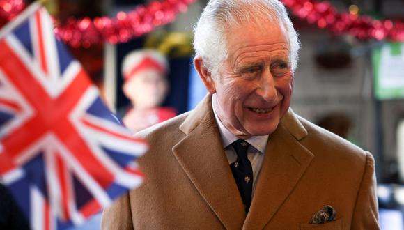 El príncipe Carlos de Gran Bretaña se reúne con comerciantes durante una visita al mercado de Cambridge, el 23 de noviembre de 2021. (HENRY NICHOLLS / POOL / AFP).