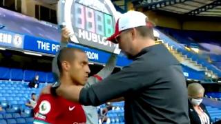 Thiago Alcántara recibió un abrazo de Klopp antes de su debut en la Premier League | VIDEO 