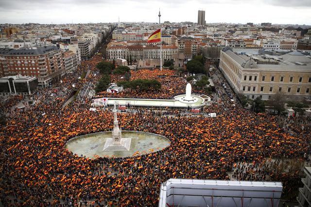 La derecha de España marcha en Madrid para pedir la dimisión del presidente socialista Pedro Sánchez. | Plaza de Colón. (AP).