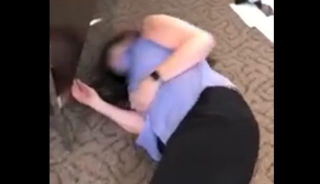 Una mujer protagonizó una dolorosa situación que fue compartida en YouTube, (Captura)