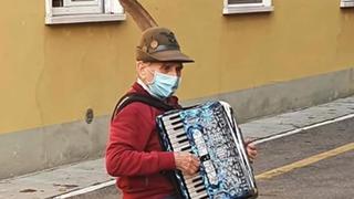 Anciano que da serenata frente al hospital donde está internada su esposa enternece a Italia 