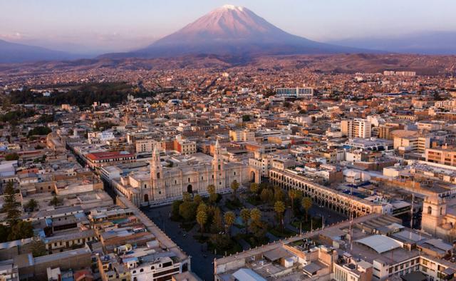 Arequipa, conocida como la "Ciudad Blanca" por la abundancia de edificios construidos con sillar blanco, es una ciudad fascinante en el sur de Perú. Aquí tienes una lista de 10 lugares gratuitos para visitar en Arequipa: