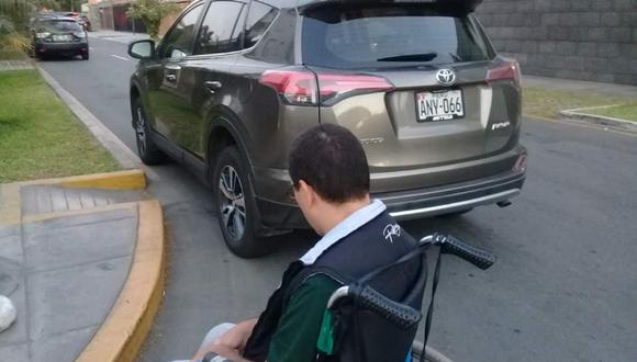 Rampa para personas discapacitadas es obstruido por auto (Foto: WhatsApp El Comercio)