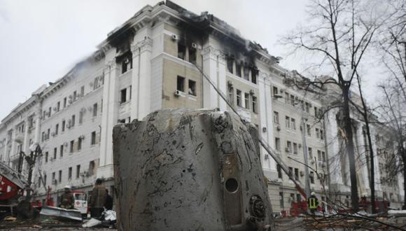 Un fragmento de cohete yace en el suelo junto a un edificio del Servicio de Seguridad de Ucrania (SBU) después de un ataque con cohetes en Kharkiv, la segunda ciudad más grande de Ucrania, Ucrania. (Foto: AP/Andrew Marienko)