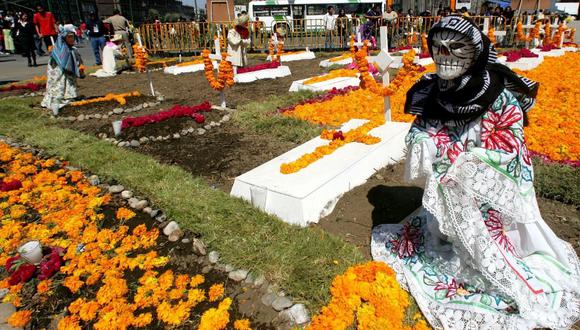 Altares con representaciones de la Muerte y adornados con flores de Cempasúchil (Foto: OMAR TORRES / AFP)