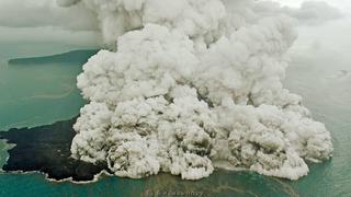 Así es el furioso Anak Krakatoa, el volcán que provocó el mortal tsunami en Indonesia