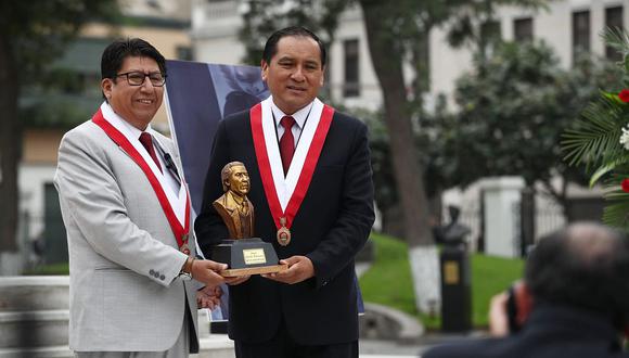 La bancada de Perú Libre, encabezada por su vocero Flavio Cruz y el legislador Waldemar Cerrón, en ceremonia de homenaje a Jaime Cerrón. (Foto: GEC)