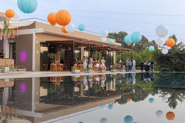 The restaurant overlooks the pool, here you can spend a pleasant afternoon a few hours from Lima. 