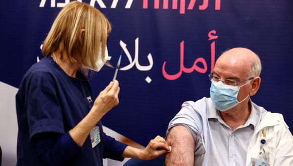 El profesor Jacov Lavee recibe una cuarta dosis de la vacuna contra el coronavirus como parte de un ensayo en Israel en el Centro Médico Sheba en Ramat Gan. (Foto: REUTERS / Ronen Zvulun).