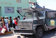 Arequipa: policía lleva a agua a afectados por huaicos y desbordes