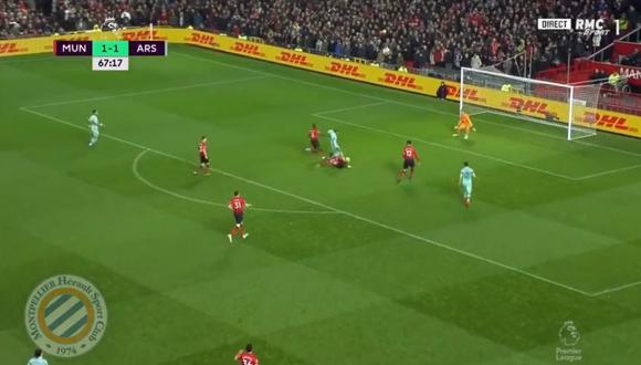 Marcos Rojo, defensor del Manchester United, se barrió dentro del área para impedir que Alexandre Lacazette rematara, pero la pelota terminó impactando en el '9' 'gunner' y cruzó la línea de meta. (Foto: captura de video)