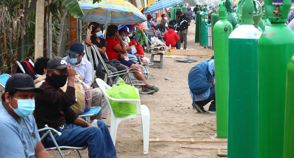 Algunas de las imágenes más representativas del impacto de la pandemia del coronavirus COVID-19 en el Perú han sido las de largas filas para conseguir oxígeno medicinal ante la escasez del vital gas en los centros de salud. Chile no padece ese problema. (Foto: Hugo Curotto / GEC).