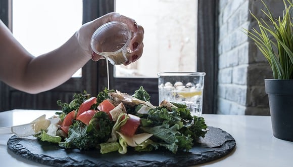 El almuerzo es el alimento más completo del día y, si lo que quieres es bajar de peso, debes incluir verduras y alimentos frescos en tu dieta. (Foto: The Lazy Artist / Pexels)