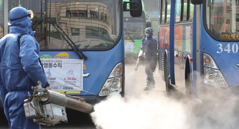 Trabajadores aplican un desinfectante en aerosol como parte de las medidas preventivas contra la propagación del coronavirus COVID-19, en una terminal de autobuses públicos en Seúl. (AFP)