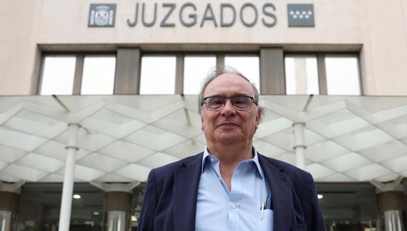 Julio Pacheco Yepes, víctima de la dictadura de Franco, se encuentra fuera del juzgado antes de su audiencia en Madrid el 15 de septiembre de 2023. (Foto de Pierre-Philippe MARCOU / AFP)