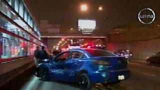 Dos autos terminaron en vía del Metropolitano por fuerte choque