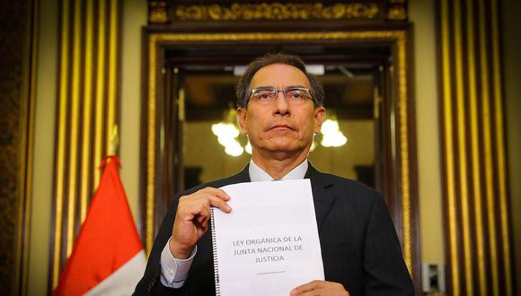 En su mensaje, el presidente Vizcarra mostró el proyecto de ley orgánica de la Junta Nacional de Justicia. (Foto: Presidencia)