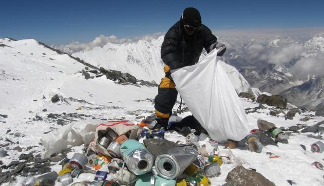 Esta prohibición se aplica a los "turistas ordinarios" y no a los alpinistas que hayan obtenido la autorización de buscar el ascenso al Monte Everest. (Fotos: AFP)