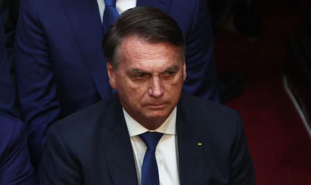 El expresidente de Brasil, Jair Bolsonaro, asiste a la toma de posesión del nuevo presidente de Argentina, Javier Milei (fuera de cuadro) en el Congreso de Buenos Aires el 10 de diciembre de 2023 | Foto: ALEJANDRO PAGNI / AFP