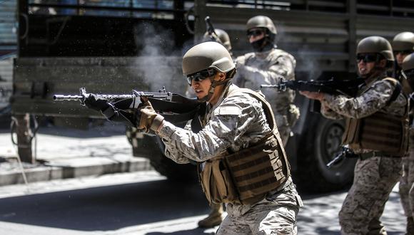 Los soldados disparan contra manifestantes durante una protesta en Valparaíso, Chile. (AFP / JAVIER TORRES).