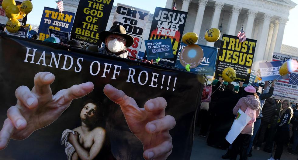 Los defensores del derecho al aborto y los manifestantes antiaborto se protestan frente a la Corte Suprema de Estados Unidos en Washington, DC, el 1 de diciembre de 2021. (OLIVIER DOULIERY / AFP).