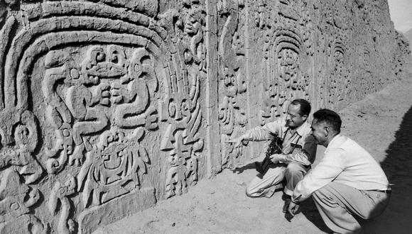 Gonzalo de Reparaz (izquierda) acompañado de personaje no identificado en Chan Chan, Trujillo, en 1954. Foto: Archivo Gonzalo de Reparaz